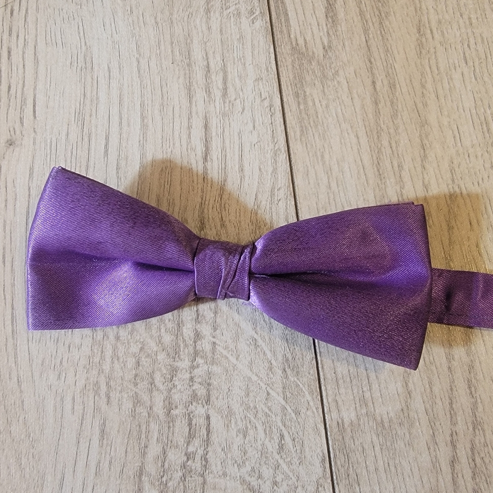 Purple adjustable bow tie